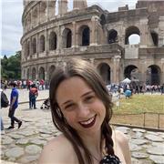 Professora de matemàtiques, ciències, Català y castellà. Graduada en Batxillerat científic de la salut