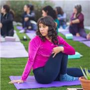 Práctica yoga para principiantes y conecta con tu cuerpo/emoción/mente