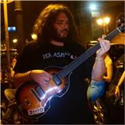 Insegnante di chitarra (elettrica e acustica) e basso offre lezioni livello principiante e intermedio