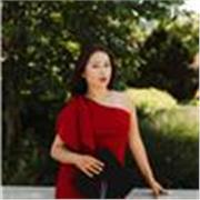 Joven, dinámica y con facilidad para tratar con personas.