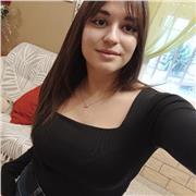 Soy una Joven trabajadora. Doy clases a niños de primaria en todas las asignaturas.