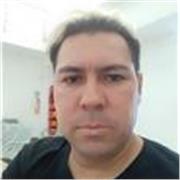 Profesor de apoyo escolar especializado en niños que requieren apoyo escolar