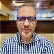 Profesor con máster en Educación. Bilingüe. Ciudadano español residiendo 26 años en Estados Unidos con nivel de inglés nativo.