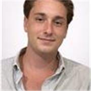 Español con facilidad en la enseñanza y abierto.