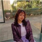 estudiante universitaria con conocimientos de inglés y francés 