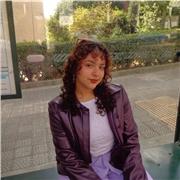 estudiante universitaria con conocimientos de inglés y francés