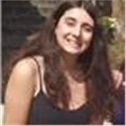 Profesora de refuerzo para niños y niñas de primaria o secundaria