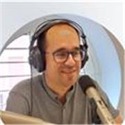 Me defino como un profesional de la dinamización comercial, la comunicación y el emprendimiento, con experiencia real