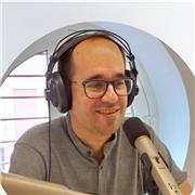 Me defino como un profesional de la dinamización comercial, la comunicación y el emprendimiento, con experiencia real