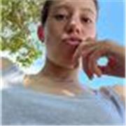 Soy francesa, tengo 22 años y con responsabilidad. Me encajaría dar clases a alumnos desde pequeños para enseñarles el francés de manera lúdica hasta gente más mayor que quiera mejorar su frances