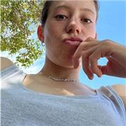 Soy francesa, tengo 22 años y con responsabilidad. Me encajaría dar clases a alumnos desde pequeños para enseñarles el francés de manera lúdica hasta gente más mayor que quiera mejorar su frances