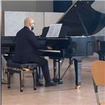 Diplomato al conservatorio di salerno, insegno pianoforte classico/pop dal primo approccio allo strumento fino al perfezionamento