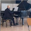 Diplomato al conservatorio di salerno, insegno pianoforte classico/pop dal primo approccio allo strumento fino al perfezionamento