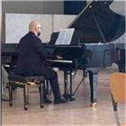 Diplomato al Conservatorio di Salerno, insegno Pianoforte Classico/Pop dal primo approccio allo strumento fino al perfezionamento