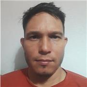 El profesor de natacion imparte clases a todas las edades