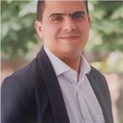 Profesor de macro y microeconomía para estudiantes de primer semestre