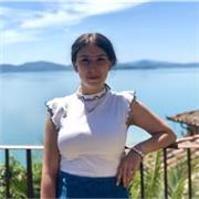 studentessa universitaria impartisce lezioni di inglese