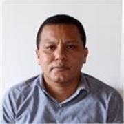 Profesor de ciencias sociales da clases a estudiantes de secundaria