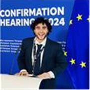 Studio e lavoro in diplomazia. Viaggio il mondo. Posso insegnarti le lingue per come le ho imparate io, con un metodo efficace 