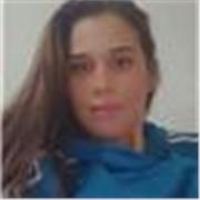 Profesora integral imparte clase a todos los niños de diferente edades y grados