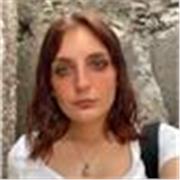 Sono una giovane ragazza disponibile per lezioni online sia di mattina che pomeriggio (a scelta dello studente)