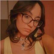 Insegnante di aiuto compiti per ragazzi delle elementari, medie