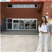 Laureata in scienze della formazione primaria, impartisce lezioni agli studenti di scuola primaria