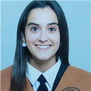 Profesora que imparte clases a niños de primaria y primeros cursos de instituto
