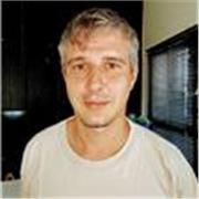 Profesor en Artes Visuales, con experiencia en talleres y en entornos educativos formales