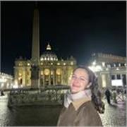 Studentessa universitaria pronta a dare una mano per i compiti per casa