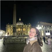 Studentessa universitaria pronta a dare una mano per i compiti per casa