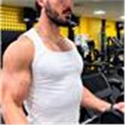 Personal trainer laureato in scienze motorie con diversi anni di esperienza nel settore del fitness e del benessere.