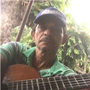 Profesor de música de guitarra y trez cubano