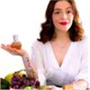 Biologa, specializzata in nutrizione,  impartisce lezioni di biologia