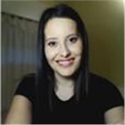 Profesora de Psicología imparte clases a chicos de nivel secundario terciario y universitario