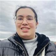 Profesora de apoyo escolar para estudiantes de manera online