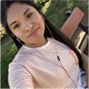 Profesora de español imparte clases a niños de todas las edades