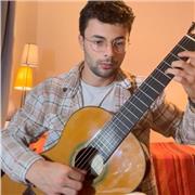 Professeur de guitare. Etudiant au Conservatoire de Rennes et en Musicologie. Je joue de la guitare depuis 13 ans