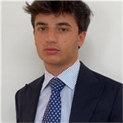 Studente laureando in Giurisprudenza (5 anno) impartisce lezioni da remoto a studenti del liceo e universitari