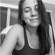 Giovane tutor impartisce lezioni online private in italiano