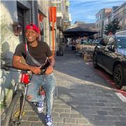 Soy nativo en portugués (Portugal). En Portugal he estado trabajando como profesor de idiomas para los extranjeros.Venga aprender!