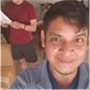 Profesor de español imparte clase de literatura