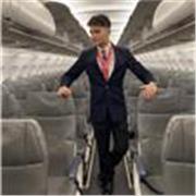 Ciao, sono Riccardo, assistente di volo. Uso l’inglese ogni giorno. Ti aiuto a parlare con sicurezza in modo semplice e pratico