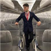 sono Riccardo, assistente di volo. Uso l’inglese ogni giorno. Ti aiuto a parlare con sicurezza in modo semplice e pratico
