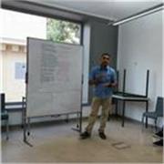 Erfahrener Deutschlehrer, der Lernende aller Altersstufen professionell unterrichtet 