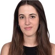 Profesora de diseño gráfico y marketing para adultos en modalidad online