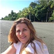 Profesora imparte clases de inglés de refuerzo para niños