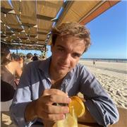 Me defino como una persona aplicada y que sabe del tema. Estudio la carrera de Doble Grado de Física y Matemáticas.