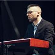 Pianista, Linguista e Docente impartisce lezioni di Pianoforte, Teoria Musicale, Solfeggio ed Ear Training
