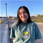Profesora de Arte para todas las edades, mayoritariamente jóvenes